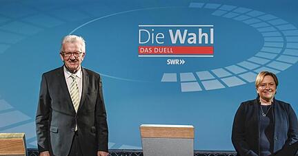 Die beiden baden-württembergischen Spitzenkandidaten zur Landtagswahl Winfried Kretschmann (Bündnis 90/Die Grünen) und Susanne Eisenmann (CDU) vor der Sendung im Wahlstudio.