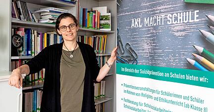 Caroline Hornberger ist Sozialpädagogin und Diakonin und hilft in ihrem neuen Job mit Gesprächen und Weitervermittlung Menschen in größter psychischer Not.