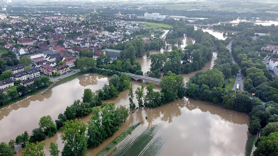 Hochwasser Bad Friedrichshall - Kochendorf, Kocher und Kocherbrücke, Blick Richtung Heilbronn Hochwasser Bad Friedrichshall - Kochendorf, Kocher und Kocherbrücke, Blick Richtung Heilbronn