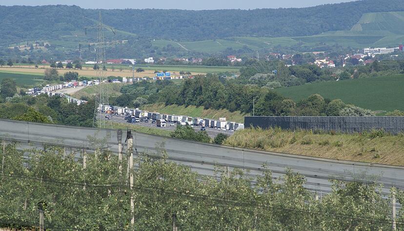 Die aus Sicht der Anwohner zu kurz geratene L&auml;rmschutzwand an der A6: Sie gilt als eines der zentralen Vers&auml;umnisse im L&auml;rmschutz.
