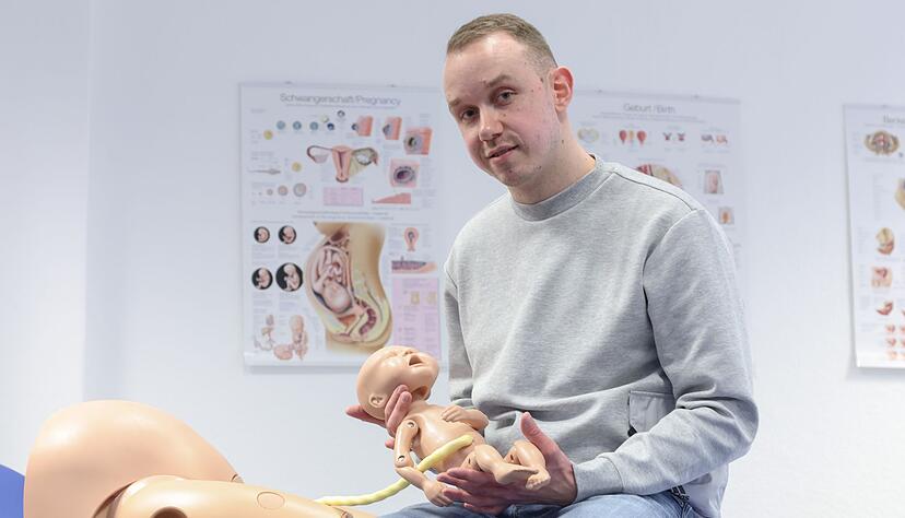 Jonas K&uuml;ppers, m&auml;nnliche Hebamme, absolviert ein duales Studium, um den Beruf der Hebamme zu lernen. In Deutschland sind M&auml;nner im Hebammen-Beruf extrem selten.