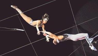 Die amerikanische Artistengruppe Flying Farfan schwingt an den fliegenden Trapezen durch die L&uuml;fte.Fotos: Andreas Veigel