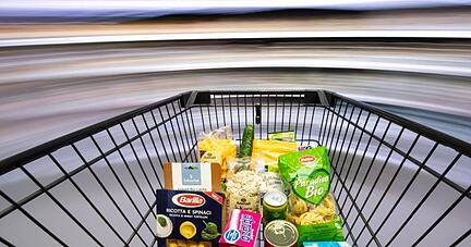 Nach dem Auslaufen der Mehrwertsteuersenkung hat die Inflation in Deutschland zu Jahresbeginn einen Sprung gemacht - das dürfte so mancher auch beim Einkauf im Supermarkt feststellen.