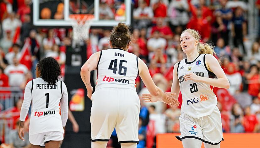 Bessoir und Bär freuen sich. Bessoir und Bär freuen sich.