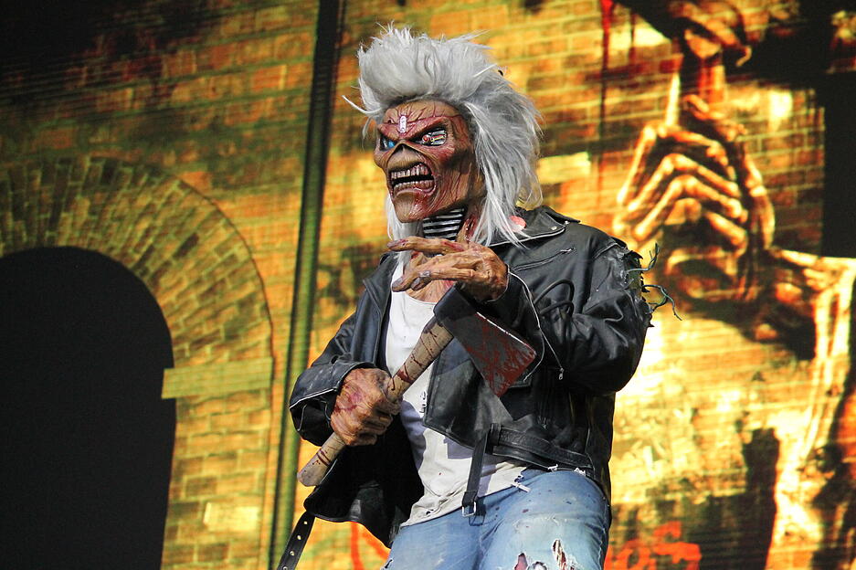 Omnipr&auml;sent, auch beim Konzert in Stuttgart: Das Iron-Maiden-Maskottchen Eddie ist nicht nur auf zahlreichen Fan-Shirts zu sehen, sondern auch als &uuml;berlebensgro&szlig;e Puppe.