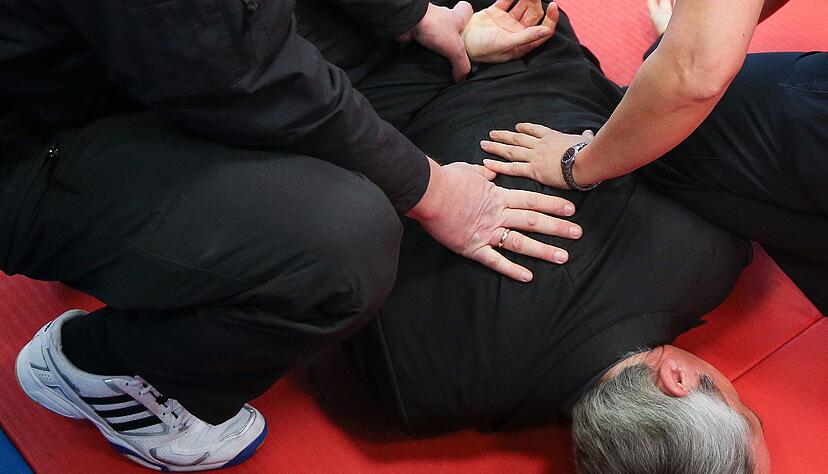 Jemanden gegen dessen Willen festhalten? Hat jemand zuvor eine Straftat begangen, dürfen couragierte Bürgerinnen und Bürger tatsächlich von einer Jedermann-Festnahme Gebrauch machen. Jemanden gegen dessen Willen festhalten? Hat jemand zuvor eine Straftat begangen, dürfen couragierte Bürgerinnen und Bürger tatsächlich von einer Jedermann-Festnahme Gebrauch machen.