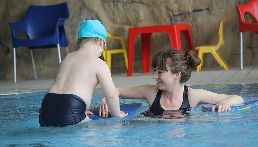 Ein sechsj&auml;hriger Junge mit Schwimmlehrerin Marion Unruh im Heilbronner Soleo. Sie leitet den Schwimm- und Wassergew&ouml;hnungskurs der Lebenshilfe Heilbronn-Franken.