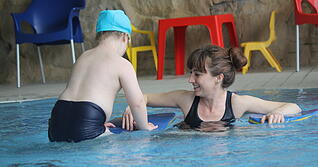 Ein sechsj&auml;hriger Junge mit Schwimmlehrerin Marion Unruh im Heilbronner Soleo. Sie leitet den Schwimm- und Wassergew&ouml;hnungskurs der Lebenshilfe Heilbronn-Franken.