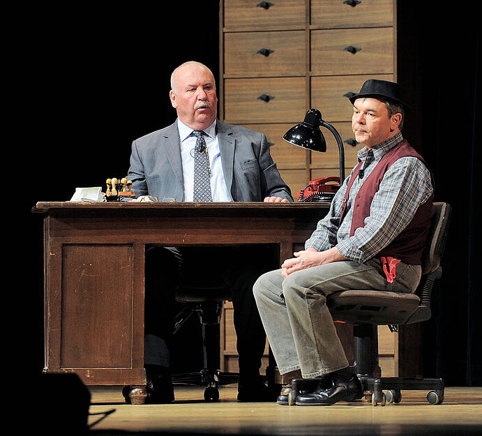 2013: Absurde Normalität in der Amtsstube. 1500 Volkstheater-Fans feiern Hannes und den Bürgermeister in der Heilbronner Harmonie. 2013: Absurde Normalität in der Amtsstube. 1500 Volkstheater-Fans feiern Hannes und den Bürgermeister in der Heilbronner Harmonie.