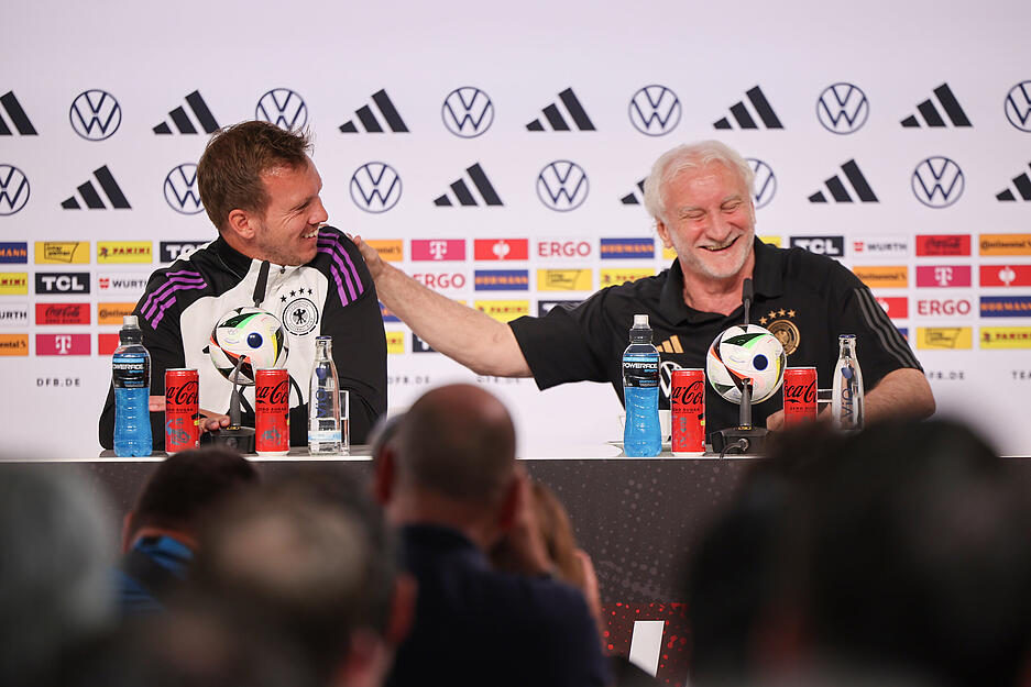 Seit September 2023 ist Julian Nagelsmann Bundestrainer der deutschen Fußball--Nationalmannschaft und folgt auf den Ein-Spiel-Coach Rudi Völler (r.).
