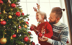 Seit dem Mittelalter geh&ouml;rt der geschm&uuml;ckte Baum zum weihnachtlichen Brauchtum. Foto: obs/Deutsche Tamoil GmbH/JenkoAtaman