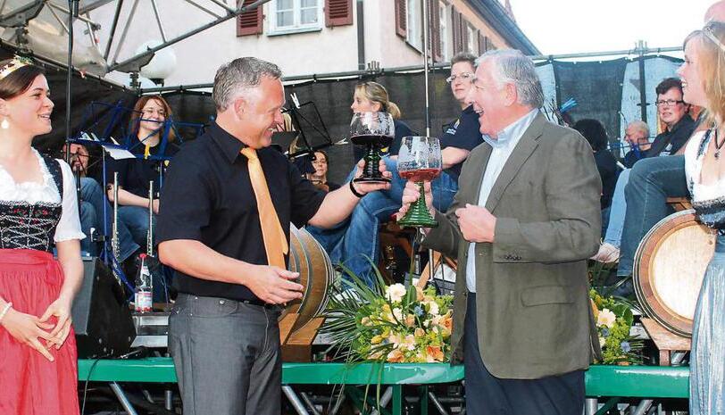 Zum Wohl: Weinkönigin Annekatrin Gauger (links), Michael Bauer, Landrat Helmut M. Jahn und Weinprinzessin Johanna Hartmann nach dem Fassanstich.Fotos: Alisa Grün