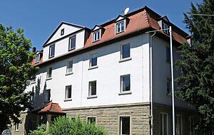 Das Geb&auml;ude in der &Ouml;hringer Hindenburgstra&szlig;e wurde 1923 gebaut und 1949 erweitert. Bis 1957 war darin neben der Landwirtschaftsverwaltung auch die Fachschule f&uuml;r Landwirtschaft untergebracht.