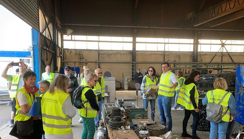In der Upcycling-Halle des Unternehmens Knoblauchs erfuhren die Teilnehmer des Lesersommers, was man mit altem Metall so alles machen kann.
Foto: Jürgen Paul In der Upcycling-Halle des Unternehmens Knoblauchs erfuhren die Teilnehmer des Lesersommers, was man mit altem Metall so alles machen kann.
Foto: Jürgen Paul