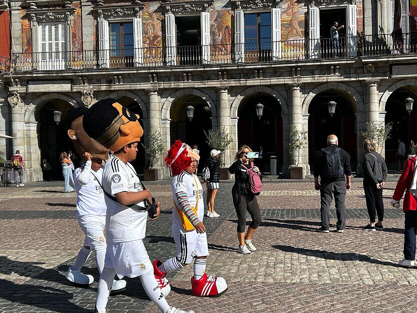 Auch der ein oder andere Real-Madrid-Fan ließ sich auf dem zentralen Platz blicken.
