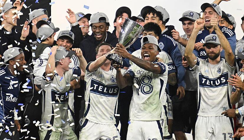 Die Siegerehrung für die Western Conference hakte Thomas Müller (r) schnell ab. Die Siegerehrung für die Western Conference hakte Thomas Müller (r) schnell ab.