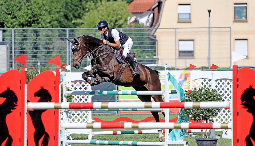 Reitet immer gerne beim Turnier des RV Ilsfeld (hier 2025 mit Chaccateur) und macht jetzt sein eigenes Turnier oberhalb von Ilsfed: Sven Schl&uuml;sselburg.