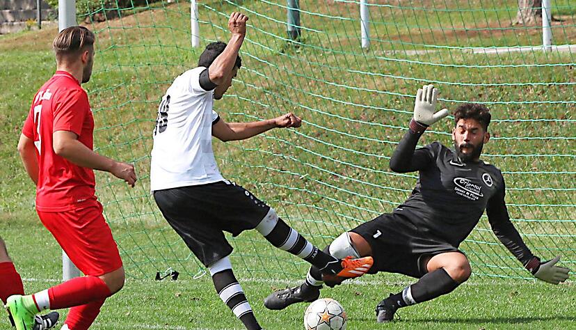 Die SGM Meimsheim/Brackenheim II erk&auml;mpfte sich gegen den 1. FC Lauffen einen Punkt. Auf dem Bild trifft Mohamed Cherif Mejri (SGM, Mitte) zum 2:2.Foto: Bertok