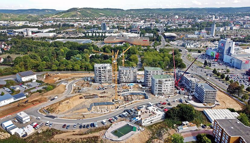 Blick aus der Vogelperspektive auf die Großbaustelle Hochgelegen: Die Drohnenaufnahme zeigt unter anderem die vier Hochgebäude mit Blick Richtung Wartberg und Innenstadt.