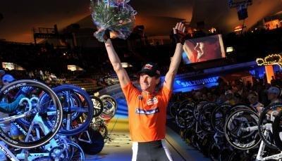 Der Schweizer Bruno Risi wird auf der Bahn mit einem Fahrerspalier verabschiedet.