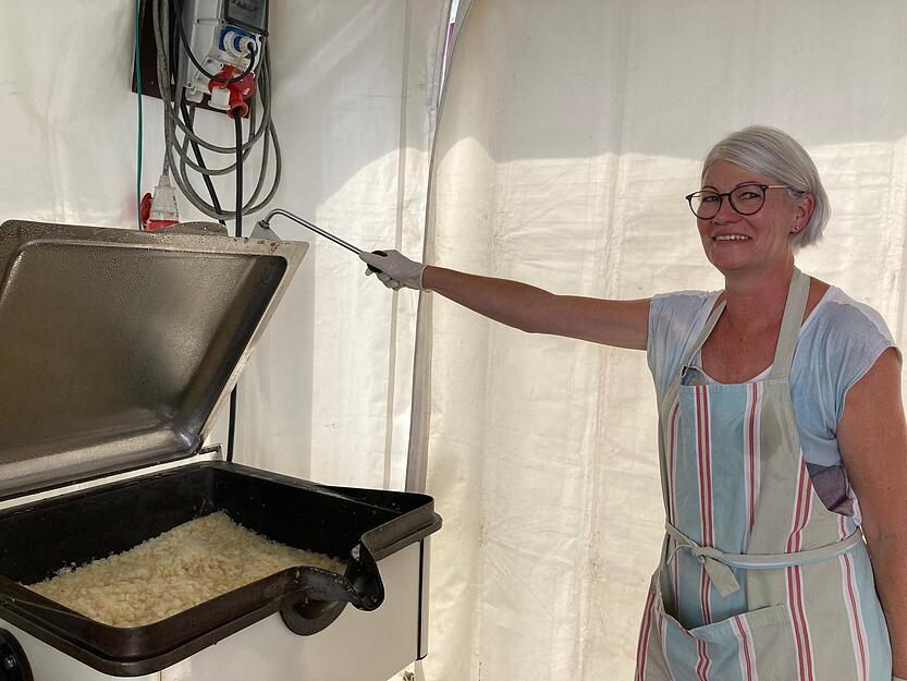 Zuerst werden die Zwiebel gesch&auml;lt, dann in einer Schneidmaschine geschnitten, im Anschluss zehn Minuten vorged&auml;mpft. Dann werden sie zu einer Masse vorbereitet. Regina Horst, auch vom Musikverein, erkl&auml;rt: "Das ist wie in einer Produktionsstra&szlig;e. Und das ganze Dorf ist im Einsatz."