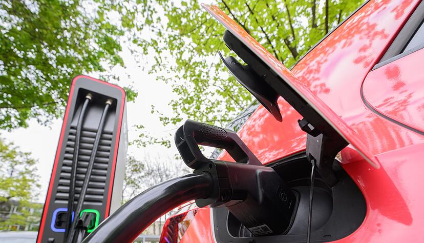 Ein Elektroauto an einer Schnelllades&auml;ule: Die Reparatur von E-Autos ist deutlich teurer als von Verbrennerautos