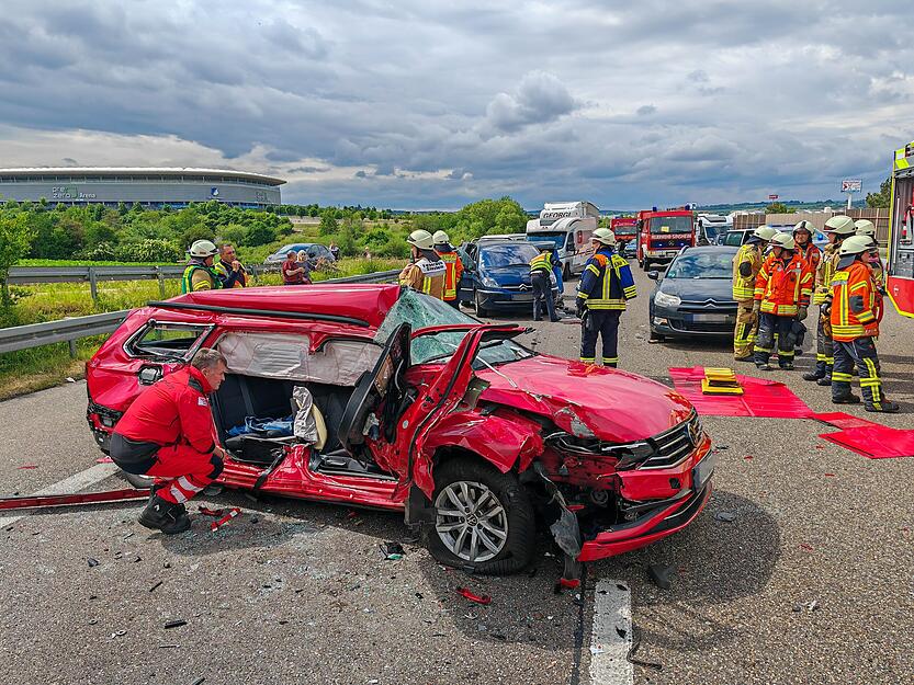 Ein VW war bei dem schweren Unfall unter einem Lastwagen eingeklemmt.