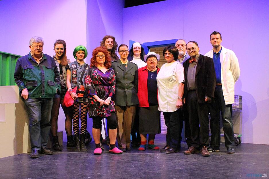 "Ab in den Container": Theater in Hollenbach |