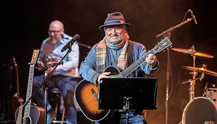 Etwas Saallicht bitte: Axel Prahl flirtet mit dem Publikum und wird musikalisch von seinen Musikern getragen.