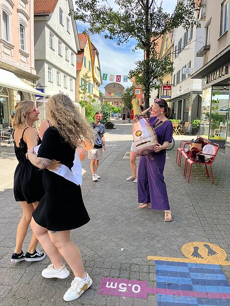 Gut gelaunt ist die bunt gemischte Gruppe vom Junggesellinnen-Ausflug. Braut Saskia hat ihre Freundinnen aus Schwäbisch Hall, Neuenstein  und Öhringen um sich versammelt, um Spaß zu haben.
