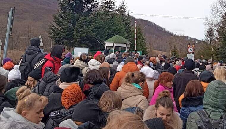 Hunderte Flüchtlinge warten am Samstag an der ukrainischen Grenze auf Durchlass in die Slowakei.