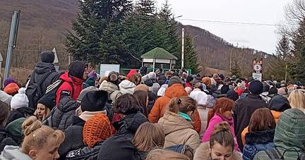 Hunderte Flüchtlinge warten am Samstag an der ukrainischen Grenze auf Durchlass in die Slowakei.