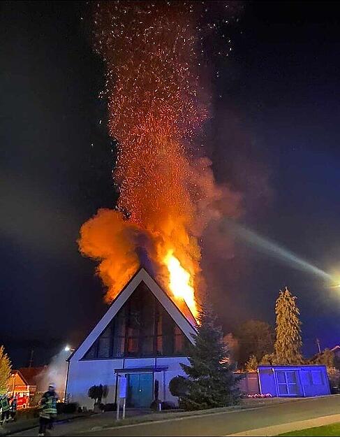 Die Aufnahme vom THW Widdern entstand um 22.21 Uhr. Als die Feuerwehr eintraf, stand das Gotteshaus bereits in Vollbrand.