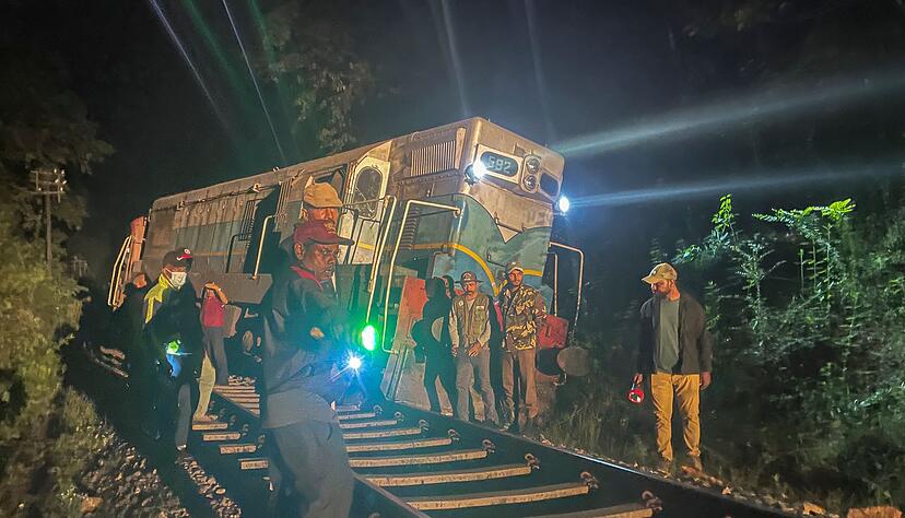 Wildhüter und Polizeibeamte stehen an einer entgleisten Lokomotive, nachdem ein Personenzug mit einer Elefantenherde zusammengestoßen ist. (Foto aktuell) Wildhüter und Polizeibeamte stehen an einer entgleisten Lokomotive, nachdem ein Personenzug mit einer Elefantenherde zusammengestoßen ist. (Foto aktuell)