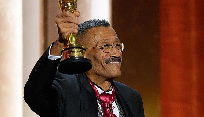 Der langj&auml;hrige Szenenbildner Wynn Thomas freut sich &uuml;ber den Ehren-Oscar.