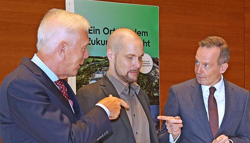 Das ist er: Heilbronns OB Harry Mergel (links) und Bundesdigitalminister Volker Wissing (rechts) plaudern mit Aleph-Alpha-Gründer Jonas Andrulis.
Foto: Seidel Das ist er: Heilbronns OB Harry Mergel (links) und Bundesdigitalminister Volker Wissing (rechts) plaudern mit Aleph-Alpha-Gründer Jonas Andrulis.
Foto: Seidel