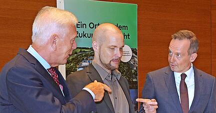 Das ist er: Heilbronns OB Harry Mergel (links) und Bundesdigitalminister Volker Wissing (rechts) plaudern mit Aleph-Alpha-Gründer Jonas Andrulis.
Foto: Seidel Das ist er: Heilbronns OB Harry Mergel (links) und Bundesdigitalminister Volker Wissing (rechts) plaudern mit Aleph-Alpha-Gründer Jonas Andrulis.
Foto: Seidel