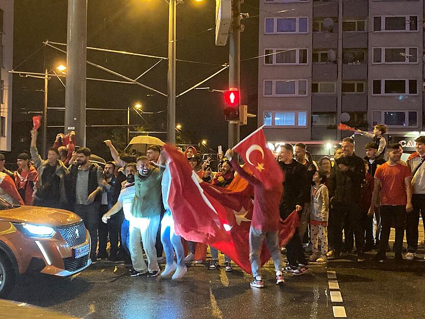 Überall auf den Straßen feiern Türkei-Fans.