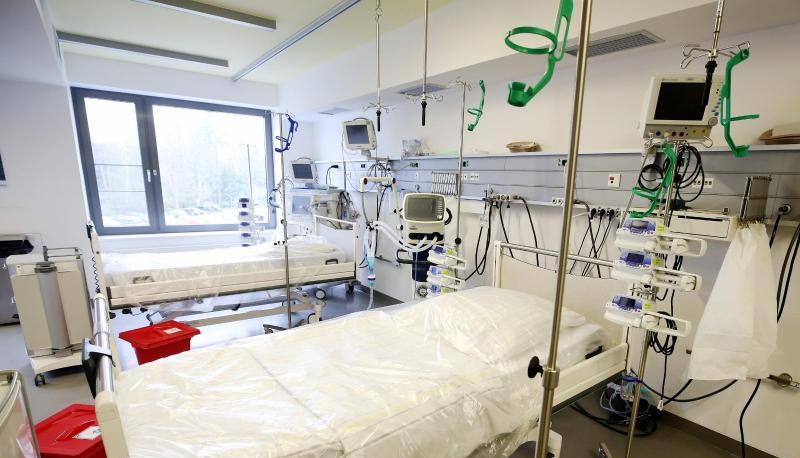 Neben den Intensivbetten stehen Beatmungsgeräte im Allgemeinen Krankenhaus Viersen in Nordrhein-Westfalen.