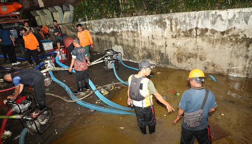 Viele Stra&szlig;en in der Hauptstadt Denpasar wurden &uuml;berschwemmt.