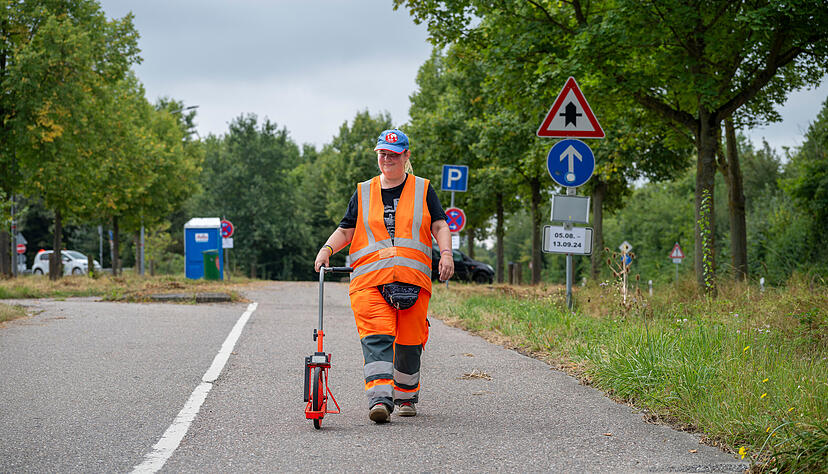 Jasmin Grolitsch überprüft als Bauüberwachung die Arbeiten an der B27. Jasmin Grolitsch überprüft als Bauüberwachung die Arbeiten an der B27.
