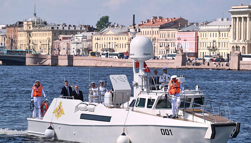 Putin besucht eine Übung der russischen Kriegsmarine. Putin besucht eine Übung der russischen Kriegsmarine.