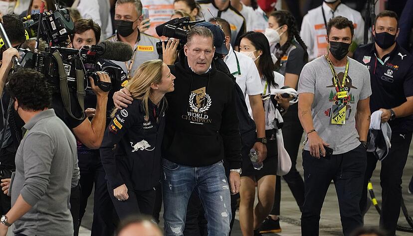 Beim ersten Titel von Max Verstappen zählte Vater Jos zu den ersten Gratulanten.