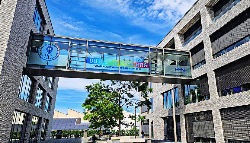 Du bist hier richtig: Dieses Banner hing seit Monaten am Verbindungsgang, jetzt ist es abgenommen.