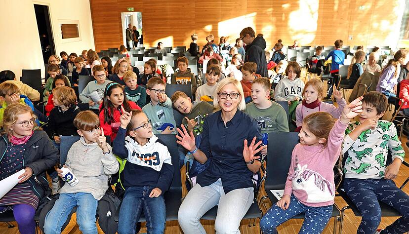 Krebsforscherin und Biologin Dr. Maja Funk aus Heidelberg kam anfangs kaum zu Wort. Die Kinder hatten viele Fragen zum Thema "Warum altern wir?"