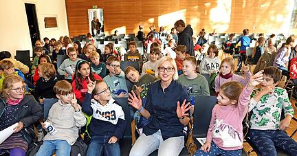 Krebsforscherin und Biologin Dr. Maja Funk aus Heidelberg kam anfangs kaum zu Wort. Die Kinder hatten viele Fragen zum Thema "Warum altern wir?"
Foto: Ralf Seidel