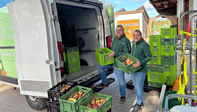 Die Wino Biokisten kurz vor der Auslieferung: Fahrdienstleiter Benedikt Schmitt mit Gesch&auml;ftsf&uuml;hrerin Marion Winkler beim Beladen.