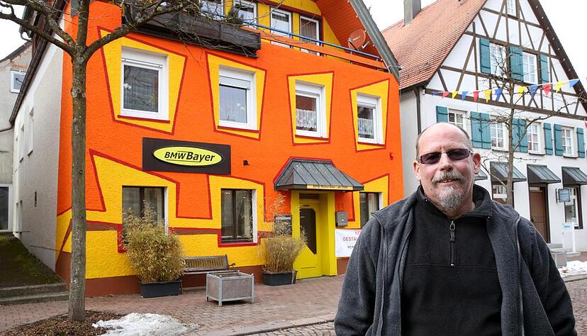 Bayer vor seinem Haus in Hayingen. Foto: dpa