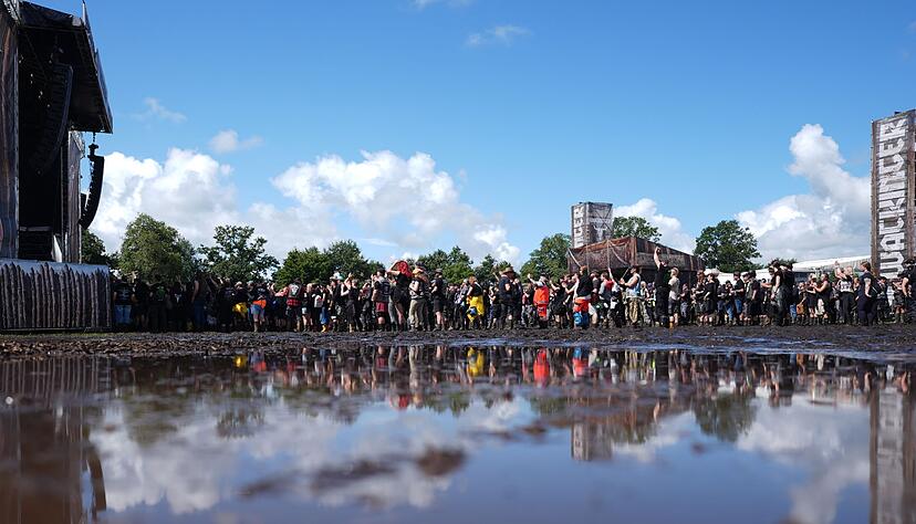 Nach dem Dauerregen zeigt sich auch die Sonne über dem Wacken Open Air. Nach dem Dauerregen zeigt sich auch die Sonne über dem Wacken Open Air.