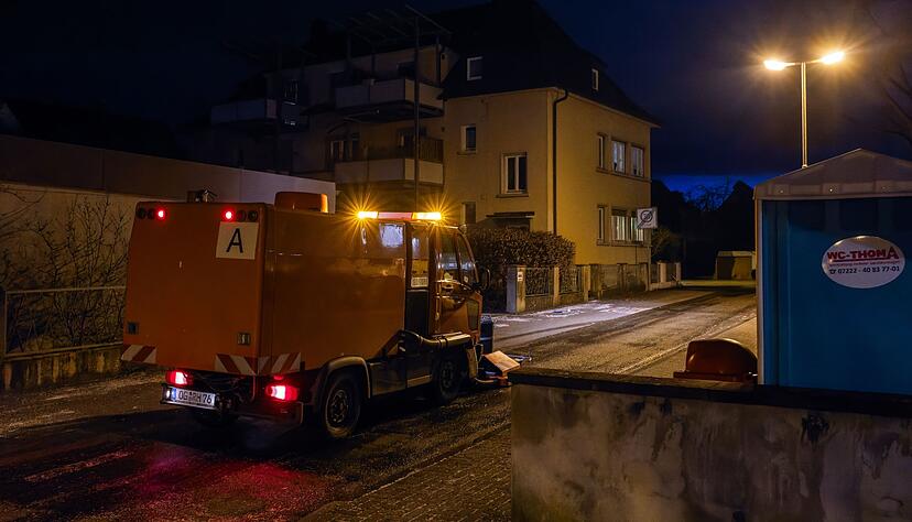 Eine Reinigungsmaschine fährt nahe einer Unglücksstelle entlang und reinigt die Straße. Eine Reinigungsmaschine fährt nahe einer Unglücksstelle entlang und reinigt die Straße.